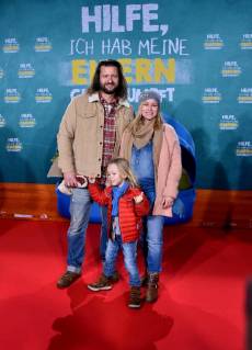 Die Schwangere Schauspielerin Dorkas Kiefer mit Partner Sascha Hauck und Sohn Sam posiert am 14.01.2018 in Köln bei der Premiere des Films Hilfe, ich habe meine Eltern geschrumpft , der am 18.01. in die deutschen Kinos kommt.
