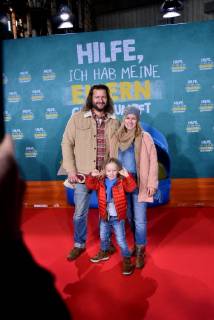 Die Schwangere Schauspielerin Dorkas Kiefer mit Partner Sascha Hauck und Sohn Sam posiert am 14.01.2018 in Köln bei der Premiere des Films Hilfe, ich habe meine Eltern geschrumpft , der am 18.01. in die deutschen Kinos kommt.