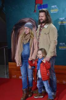 Die Schwangere Schauspielerin Dorkas Kiefer mit Partner Sascha Hauck und Sohn Sam posiert am 14.01.2018 in Köln bei der Premiere des Films Hilfe, ich habe meine Eltern geschrumpft , der am 18.01. in die deutschen Kinos kommt.