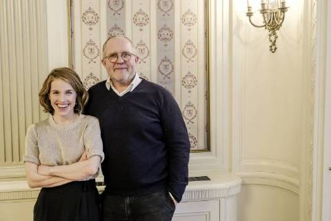 Paula Kalenberg, Harald Krassnitzer Gegensätze ziehen sich bekanntlich an - so auch in der neuen TV-Reihe St. Josef am Berg : Eine selbstbewusste, junge Frau von der Ostsee trifft in einem kleinen österreichischen Bergdorf auf ihren intriganten Schwiegervater - und es fliegen die Fetzen! Erfolgsregisseur Lars Montag (Herzblut. Ein Kluftingerkrimi ) mischt in der Familienkomödie in den Bergen deutsche Korrektheit mit österreichischer Gemütlichkeit und würzt diese mit einem erbitterten Generationenkonflikt. Am 16. und 23. Februar 2018, jeweils freitags um 20:15 Uhr, startet Das Erste mit den ersten beiden Filmen der neuen Endlich Freitag im Ersten -Reihe St. Josef am Berg . Gedreht wurde von Ende Juni bis Ende August 2017 in Rauris und Umgebung (Land Salzburg).