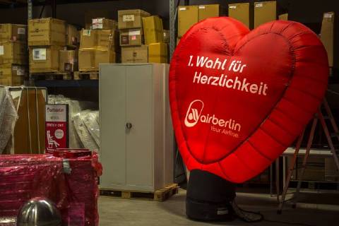 Themen der Woche Verschiedene Devotionalien aus dem Bestand von Air Berlin werden in einer Lagerhalle in Essen präsentiert. Das Hamburger Auktionshaus Dechow hat zur Besichtigung des Air-Berlin-Inventars eingeladen. Die Versteigerung dauert zwei Wochen Air Berlin Versteigerung