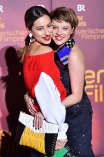 Gizem EMRE (Schauspielerin) Jella HAASE (Schauspielerin). Bayerischer Filmpreis 2018-Red Carpet,Roter Teppich,am 19.01.2018 im Prinzregententheater in Muenchen.