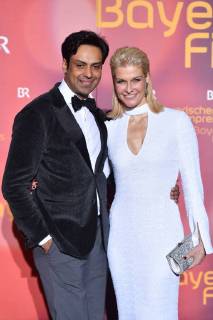 Natascha GRUEN (Moderatorin) mit Begleiter, Bayerischer Filmpreis 2018-Red Carpet,Roter Teppich,am 19.01.2018 im Prinzregententheater in Muenchen.