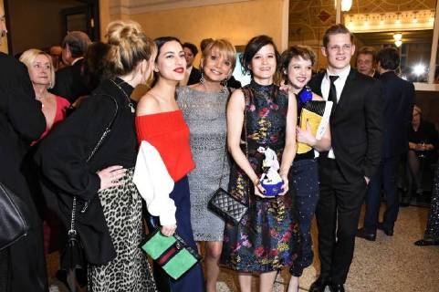 Anna Lena Klenke, Gizem Emre, Uschi Glas, Lena Schömann, Jella Haase und Max von der Groeben bei der Verleihung des 39. Bayerischen Filmpreises 2017 im Prinzregententheater. München, 19.01.2018