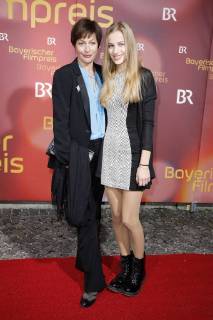 Jule Ronstedt mit Tochter Helene bei der Verleihung des 39. Bayerischen Filmpreises 2017 im Prinzregententheater. München, 19.01.2018