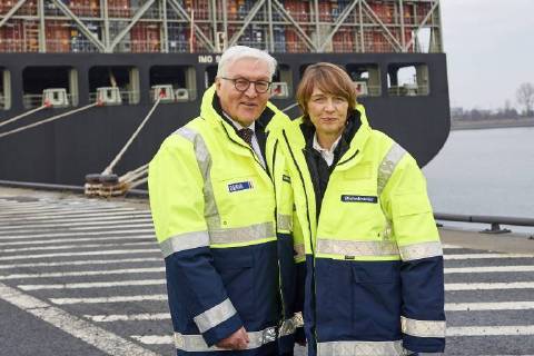 Entertainment Bilder der Woche Themen der Woche Bilder des Tages DEUTSCHLAND, HAMBURG, 23.01.2018 Im Rahmen seines Antrittsbesuchs in Hamburg besuchte der Bundespräsident Frank-Walter Steinmeier gemeinsam mit Frau Elke Büdenbender und Hamburgs Erstem Bürgermeister Olaf Scholz das Container Terminal Altenwerder (CTA) im Hamburger Hafen. Die von der Hamburger Hafen und Logistik AG (HHLA) betriebene Anlage gilt als eine der weltweit modernsten für den Umschlag von Containern. Personen im Bild: (v. l. n. r.) Bundespräsident Frank-Walter Steinmeier gemeinsam mit seiner Frau Elke Büdenbender