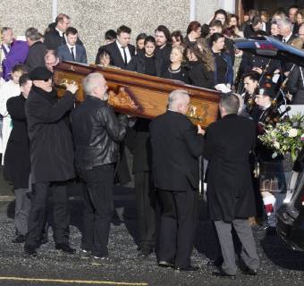 Entertainment Bilder der Woche Themen der Woche Bilder des Tages (180123) -- LIMERICK (IRELAND), Jan. 23, 2018 -- People carry the coffin bearing the remains of lead singer of The Cranberries Dolores O Riordan following a funeral mass at Saint Ailbe s Church in Limerick, Ireland, on Jan. 23, 2018. The funeral of Dolores O Riordan, who died at her hotel room in London on Jan. 15, was held in her hometown Limerick on Jan. 23. ) IRELAND-LIMERICK-THE CRANBERRIES-DOLORES O RIORDAN-FUNERAL Stringer 