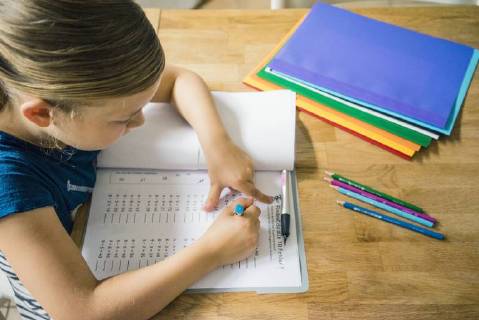 IMAGO Creative: Gesellschaft, Schule, Schulanfang Girl doing homework at table model released Symbolfoto property released  MOEF00556