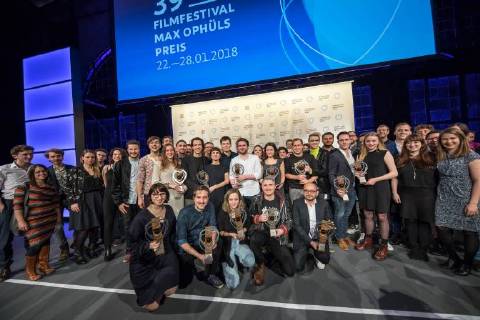 Entertainment Bilder der Woche Themen der Woche Das 39. Max Ophüls Filmfestival endet am Samstag mit der großen Preisverleihung im Saarbrücker E-Werk. Im Bild: Die Gewinner und Laudatoren des diesjährigen Max Ophüls Preises bei Ihrem Gruppenfoto.