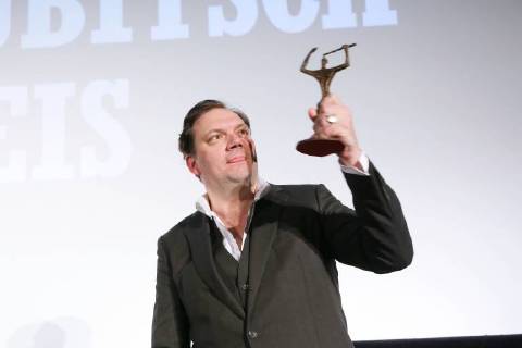 Der Schauspieler Charly Huebner wird am 28.01.2018 mit dem Ernst Lubitsch Preis fuer seine komoediantische Leistung im Film Magical Mystery oder: Die Rueckkehr des Karl Schmidt geehrt. Die Verleihung der traditionsreichen Trophaee erfolgte im Rahmen einer Gala im Kino Babylon in Berlin Mitte. Der Club der Filmjournalisten Berlin vergibt seit 1958 den Ernst-Lubitsch-Preis fuer die beste komoediantische Leistung im Deutschen Film. Berlin Germany