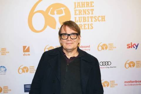 Der Autor und Musiker Sven Regener kommt am 28.01.2018 zur Verleihung des Ernst Lubitsch Preises in Berlin. Dabei wird der Schauspieler Charly Huebner fuer seine komoediantische Leistung im Film Magical Mystery oder: Die Rueckkehr des Karl Schmidt geehrt. Die Verleihung der traditionsreichen Trophaee erfolgte im Rahmen einer Gala im Kino Babylon in Berlin Mitte. Der Club der Filmjournalisten Berlin vergibt seit 1958 den Ernst-Lubitsch-Preis fuer die beste komoediantische Leistung im Deutschen Film. Berlin Germany