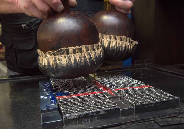Michael Sobotta vom Johannes-Gutenberg-Museum in Mainz demonstriert am 17.01.2018 in der im Museum rekonstruierten Druckerwerkstatt von Gutenberg wie zu Zeiten Johannes Gutenbergs gedruckt wurde (Foto: mit den Druckballen wurde die Farbe auf die Lettern gegeben). Kaum eine andere Erfindung hat die Welt so sehr veraendert wie die des Mainzer Kaufmannssohns Johannes Gutenberg. Ohne den Buchdruck waeren viele historische Entwicklungen der Neuzeit undenkbar. Die ersten kommerziellen Erfolge erzielte er ausgerechnet mit Ablassbriefen. Im Auftrag der katholischen Kirche produzierte der Mainzer Johannes Gutenberg die beruechtigten Bescheinigungen, die den Kaeufern pauschal Vergebung aller ihrer Suenden versprachen. Zum Einsatz kam eine revolutionaere Technologie, die der Tueftler zuvor in jahrelanger Arbeit ausgefeilt hatte. Gutenberg gilt als E Copyright: epd-bild AndreaxEnderlein EDITORIAL USE ONLY