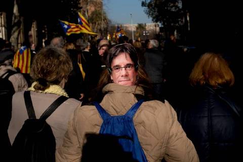 January 30, 2018 - Barcelon, Catalonia, Spain - A woman wearing a mask of deposed president Carles Puigdemont holds a protest in Barcelona. Thousands of people protested by the streets of Barcelona and outside the Parliament of Catalonia after the session scheduled to elect a new Catalan president was postponed. Barcelon Spain - ZUMAb137 20180130_zap_b137_017 Copyright: xJordixBoixareux