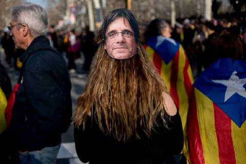 January 30, 2018 - Barcelon, Catalonia, Spain - A woman wearing a mask of deposed president Carles Puigdemont holds a protest in Barcelona. Thousands of people protested by the streets of Barcelona and outside the Parliament of Catalonia after the session scheduled to elect a new Catalan president was postponed. Barcelon Spain - ZUMAb137 20180130_zap_b137_019 Copyright: xJordixBoixareux