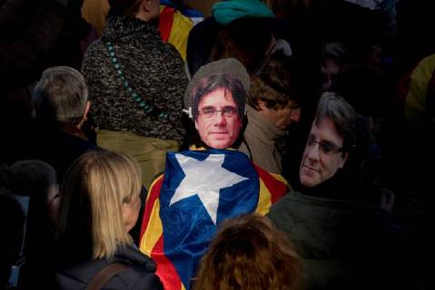 January 30, 2018 - Barcelon, Catalonia, Spain - A man wearing a mask of deposed president Carles Puigdemont and wrapped with a estelada or pro-independence flag holds a protest in Barcelona. Thousands of people protested by the streets of Barcelona and outside the Parliament of Catalonia after the session scheduled to elect a new Catalan president was postponed. Barcelon Spain - ZUMAb137 20180130_zap_b137_025 Copyright: xJordixBoixareux