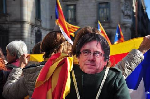 January 30, 2018 - Barcelona, Catalonia, Spain - A woman wearing a mask of Carles Puigdemont, the Catalan government president. The Catalan independence organization, Assamblea Nacional Catalana, calls Catalans to demonstrate their support to the elected Catalan government president, Carles Puigdemont. Catalans were encouraged to wear masks with Puigdemont s face during the demonstration, which started in Barcelona City Hall and finished in the Ciutadella Park, where is located the Parliament building. 30 January 2018 Barcelona Spain - ZUMAs197 20180130_zaa_s197_031 Copyright: xLauraxCalongex xSopaxImagesx