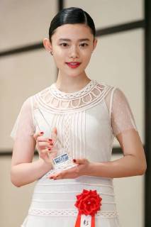 Japanese actress Hana Sugisaki poses for the cameras during the Elan d Or Award ceremony on February 1, 2018, Tokyo, Japan. The award organized by the All Nippon Producers Association (ANPA) recognizes outstanding actors, movies and TV dramas.  (gxta_elandor028)