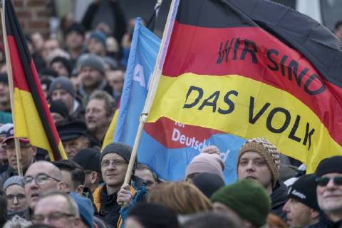 Anti-Asyl Demo in Cottbus DEU Brandenburg Cottbus: Â Am Sonnabend erlebte Cottbus gleich zwei große Demos, darunter auch eine Rechte Anti-Asyl Demo, zu der der Verein Zukunft Heimat und die mit ihr eng verbundene Brandenburger Alternative für Deutschland (AfD) aufgerufen haben. Das rechtsextreme Milieu nutzt die Gewalttätigkeit einiger junger Syrer anfang des Jahres in Cottbus nun für eine massive Kampagne gegen die Flüchtlingsaufnahme. Lange fehlte ihnen dafür ein nennenswerter Zuspruch. Dabei arbeitet der Verein schon lange mit der völkisch-nationalistischen bundesweiten Sammlungsbewegung Ein Prozent, mit der Pegida-Bewegung in Dresden und auch mit der vom Verfassungsschutz beobachteten Identitären Bewegung zusammen. Zukunft Heimat ist das Bindeglied vom populistischen bis ins rechtsextreme Milieu