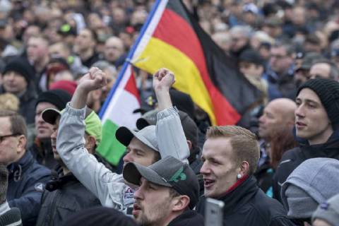 Anti-Asyl Demo in Cottbus DEU Brandenburg Cottbus: Â Am Sonnabend erlebte Cottbus gleich zwei große Demos, darunter auch eine Rechte Anti-Asyl Demo, zu der der Verein Zukunft Heimat und die mit ihr eng verbundene Brandenburger Alternative für Deutschland (AfD) aufgerufen haben. Das rechtsextreme Milieu nutzt die Gewalttätigkeit einiger junger Syrer anfang des Jahres in Cottbus nun für eine massive Kampagne gegen die Flüchtlingsaufnahme. Lange fehlte ihnen dafür ein nennenswerter Zuspruch. Dabei arbeitet der Verein schon lange mit der völkisch-nationalistischen bundesweiten Sammlungsbewegung Ein Prozent, mit der Pegida-Bewegung in Dresden und auch mit der vom Verfassungsschutz beobachteten Identitären Bewegung zusammen. Zukunft Heimat ist das Bindeglied vom populistischen bis ins rechtsextreme Milieu