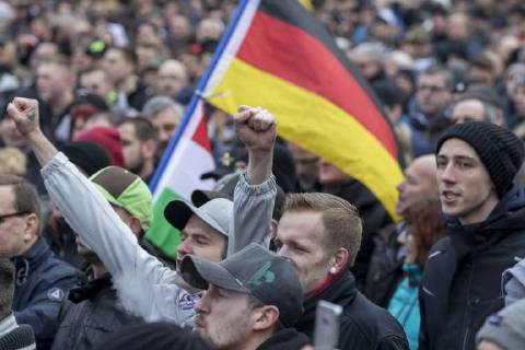 Anti-Asyl Demo in Cottbus DEU Brandenburg Cottbus: Â Am Sonnabend erlebte Cottbus gleich zwei große Demos, darunter auch eine Rechte Anti-Asyl Demo, zu der der Verein Zukunft Heimat und die mit ihr eng verbundene Brandenburger Alternative für Deutschland (AfD) aufgerufen haben. Das rechtsextreme Milieu nutzt die Gewalttätigkeit einiger junger Syrer anfang des Jahres in Cottbus nun für eine massive Kampagne gegen die Flüchtlingsaufnahme. Lange fehlte ihnen dafür ein nennenswerter Zuspruch. Dabei arbeitet der Verein schon lange mit der völkisch-nationalistischen bundesweiten Sammlungsbewegung Ein Prozent, mit der Pegida-Bewegung in Dresden und auch mit der vom Verfassungsschutz beobachteten Identitären Bewegung zusammen. Zukunft Heimat ist das Bindeglied vom populistischen bis ins rechtsextreme Milieu