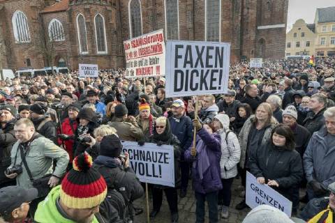 Anti-Asyl Demo in Cottbus DEU Brandenburg Cottbus: Â Am Sonnabend erlebte Cottbus gleich zwei große Demos, darunter auch eine Rechte Anti-Asyl Demo, zu der der Verein Zukunft Heimat und die mit ihr eng verbundene Brandenburger Alternative für Deutschland (AfD) aufgerufen haben. Das rechtsextreme Milieu nutzt die Gewalttätigkeit einiger junger Syrer anfang des Jahres in Cottbus nun für eine massive Kampagne gegen die Flüchtlingsaufnahme. Lange fehlte ihnen dafür ein nennenswerter Zuspruch. Dabei arbeitet der Verein schon lange mit der völkisch-nationalistischen bundesweiten Sammlungsbewegung Ein Prozent, mit der Pegida-Bewegung in Dresden und auch mit der vom Verfassungsschutz beobachteten Identitären Bewegung zusammen. Zukunft Heimat ist das Bindeglied vom populistischen bis ins rechtsextreme Milieu