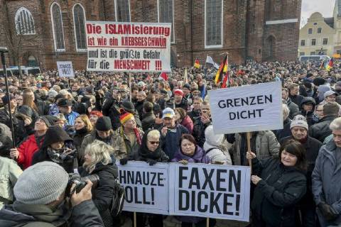 Anti-Asyl Demo in Cottbus DEU Brandenburg Cottbus: Â Am Sonnabend erlebte Cottbus gleich zwei große Demos, darunter auch eine Rechte Anti-Asyl Demo, zu der der Verein Zukunft Heimat und die mit ihr eng verbundene Brandenburger Alternative für Deutschland (AfD) aufgerufen haben. Das rechtsextreme Milieu nutzt die Gewalttätigkeit einiger junger Syrer anfang des Jahres in Cottbus nun für eine massive Kampagne gegen die Flüchtlingsaufnahme. Lange fehlte ihnen dafür ein nennenswerter Zuspruch. Dabei arbeitet der Verein schon lange mit der völkisch-nationalistischen bundesweiten Sammlungsbewegung Ein Prozent, mit der Pegida-Bewegung in Dresden und auch mit der vom Verfassungsschutz beobachteten Identitären Bewegung zusammen. Zukunft Heimat ist das Bindeglied vom populistischen bis ins rechtsextreme Milieu
