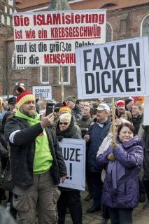 Anti-Asyl Demo in Cottbus DEU Brandenburg Cottbus: Â Am Sonnabend erlebte Cottbus gleich zwei große Demos, darunter auch eine Rechte Anti-Asyl Demo, zu der der Verein Zukunft Heimat und die mit ihr eng verbundene Brandenburger Alternative für Deutschland (AfD) aufgerufen haben. Das rechtsextreme Milieu nutzt die Gewalttätigkeit einiger junger Syrer anfang des Jahres in Cottbus nun für eine massive Kampagne gegen die Flüchtlingsaufnahme. Lange fehlte ihnen dafür ein nennenswerter Zuspruch. Dabei arbeitet der Verein schon lange mit der völkisch-nationalistischen bundesweiten Sammlungsbewegung Ein Prozent, mit der Pegida-Bewegung in Dresden und auch mit der vom Verfassungsschutz beobachteten Identitären Bewegung zusammen. Zukunft Heimat ist das Bindeglied vom populistischen bis ins rechtsextreme Milieu