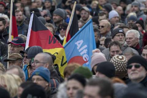 Anti-Asyl Demo in Cottbus DEU Brandenburg Cottbus: Â Am Sonnabend erlebte Cottbus gleich zwei große Demos, darunter auch eine Rechte Anti-Asyl Demo, zu der der Verein Zukunft Heimat und die mit ihr eng verbundene Brandenburger Alternative für Deutschland (AfD) aufgerufen haben. Das rechtsextreme Milieu nutzt die Gewalttätigkeit einiger junger Syrer anfang des Jahres in Cottbus nun für eine massive Kampagne gegen die Flüchtlingsaufnahme. Lange fehlte ihnen dafür ein nennenswerter Zuspruch. Dabei arbeitet der Verein schon lange mit der völkisch-nationalistischen bundesweiten Sammlungsbewegung Ein Prozent, mit der Pegida-Bewegung in Dresden und auch mit der vom Verfassungsschutz beobachteten Identitären Bewegung zusammen. Zukunft Heimat ist das Bindeglied vom populistischen bis ins rechtsextreme Milieu