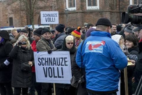 Anti-Asyl Demo in Cottbus DEU Brandenburg Cottbus: Â Am Sonnabend erlebte Cottbus gleich zwei große Demos, darunter auch eine Rechte Anti-Asyl Demo, zu der der Verein Zukunft Heimat und die mit ihr eng verbundene Brandenburger Alternative für Deutschland (AfD) aufgerufen haben. Das rechtsextreme Milieu nutzt die Gewalttätigkeit einiger junger Syrer anfang des Jahres in Cottbus nun für eine massive Kampagne gegen die Flüchtlingsaufnahme. Lange fehlte ihnen dafür ein nennenswerter Zuspruch. Dabei arbeitet der Verein schon lange mit der völkisch-nationalistischen bundesweiten Sammlungsbewegung Ein Prozent, mit der Pegida-Bewegung in Dresden und auch mit der vom Verfassungsschutz beobachteten Identitären Bewegung zusammen. Zukunft Heimat ist das Bindeglied vom populistischen bis ins rechtsextreme Milieu