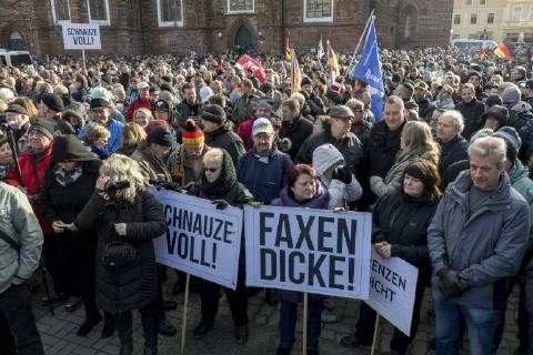 Anti-Asyl Demo in Cottbus DEU Brandenburg Cottbus: Â Am Sonnabend erlebte Cottbus gleich zwei große Demos, darunter auch eine Rechte Anti-Asyl Demo, zu der der Verein Zukunft Heimat und die mit ihr eng verbundene Brandenburger Alternative für Deutschland (AfD) aufgerufen haben. Das rechtsextreme Milieu nutzt die Gewalttätigkeit einiger junger Syrer anfang des Jahres in Cottbus nun für eine massive Kampagne gegen die Flüchtlingsaufnahme. Lange fehlte ihnen dafür ein nennenswerter Zuspruch. Dabei arbeitet der Verein schon lange mit der völkisch-nationalistischen bundesweiten Sammlungsbewegung Ein Prozent, mit der Pegida-Bewegung in Dresden und auch mit der vom Verfassungsschutz beobachteten Identitären Bewegung zusammen. Zukunft Heimat ist das Bindeglied vom populistischen bis ins rechtsextreme Milieu