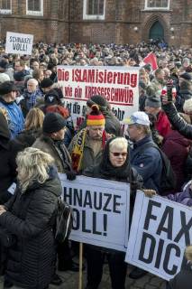 Anti-Asyl Demo in Cottbus DEU Brandenburg Cottbus: Â Am Sonnabend erlebte Cottbus gleich zwei große Demos, darunter auch eine Rechte Anti-Asyl Demo, zu der der Verein Zukunft Heimat und die mit ihr eng verbundene Brandenburger Alternative für Deutschland (AfD) aufgerufen haben. Das rechtsextreme Milieu nutzt die Gewalttätigkeit einiger junger Syrer anfang des Jahres in Cottbus nun für eine massive Kampagne gegen die Flüchtlingsaufnahme. Lange fehlte ihnen dafür ein nennenswerter Zuspruch. Dabei arbeitet der Verein schon lange mit der völkisch-nationalistischen bundesweiten Sammlungsbewegung Ein Prozent, mit der Pegida-Bewegung in Dresden und auch mit der vom Verfassungsschutz beobachteten Identitären Bewegung zusammen. Zukunft Heimat ist das Bindeglied vom populistischen bis ins rechtsextreme Milieu