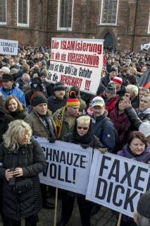Anti-Asyl Demo in Cottbus DEU Brandenburg Cottbus: Â Am Sonnabend erlebte Cottbus gleich zwei große Demos, darunter auch eine Rechte Anti-Asyl Demo, zu der der Verein Zukunft Heimat und die mit ihr eng verbundene Brandenburger Alternative für Deutschland (AfD) aufgerufen haben. Das rechtsextreme Milieu nutzt die Gewalttätigkeit einiger junger Syrer anfang des Jahres in Cottbus nun für eine massive Kampagne gegen die Flüchtlingsaufnahme. Lange fehlte ihnen dafür ein nennenswerter Zuspruch. Dabei arbeitet der Verein schon lange mit der völkisch-nationalistischen bundesweiten Sammlungsbewegung Ein Prozent, mit der Pegida-Bewegung in Dresden und auch mit der vom Verfassungsschutz beobachteten Identitären Bewegung zusammen. Zukunft Heimat ist das Bindeglied vom populistischen bis ins rechtsextreme Milieu