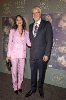 Gratiela Brancusi und Tim Robbins bei der Premiere der Here and Now HBO Serie am 5.02.2018 in Los Angeles HBO s Here and Now Serienpremiere in Los Angeles, 2018