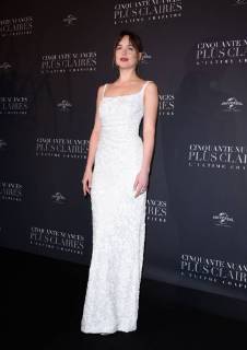 Fifty Shades of Grey 3 Premiere in Paris Dakota Johnson ( actrice ) lors du photocall pour l avant premiere du film 50 NUANCES PLUS CLAIRES a Paris CELEBRITES : Avant premiere du film 50 NUANCES PLUS CLAIRES - Paris - 06 02 2018 FedericoPestellini Panoramic 