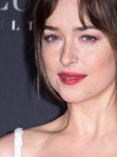 Fifty Shades of Grey 3 Premiere in Paris Dakota Johnson ( actrice ) lors du photocall pour l avant premiere du film 50 NUANCES PLUS CLAIRES a Paris CELEBRITES : Avant premiere du film 50 NUANCES PLUS CLAIRES - Paris - 06 02 2018 FedericoPestellini Panoramic 