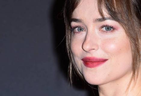 Fifty Shades of Grey 3 Premiere in Paris Dakota Johnson ( actrice ) lors du photocall pour l avant premiere du film 50 NUANCES PLUS CLAIRES a Paris CELEBRITES : Avant premiere du film 50 NUANCES PLUS CLAIRES - Paris - 06 02 2018 FedericoPestellini Panoramic 