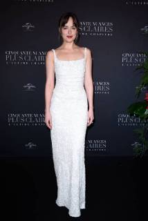 Fifty Shades of Grey 3 Premiere in Paris Dakota Johnson ( actrice ) lors du photocall pour l avant premiere du film 50 NUANCES PLUS CLAIRES a Paris CELEBRITES : Avant premiere du film 50 NUANCES PLUS CLAIRES - Paris - 06 02 2018 FedericoPestellini Panoramic 