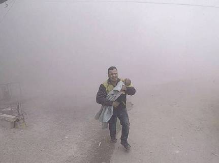 Themen der Woche Bilder des Tages Feb 6, 2018 - Damascus, Syria - In a photo provided by the Syrian Civil Defense group, also known as the White Helmets, a paramedic carries his wounded son fleeing from the scene of an attack after airstrikes hit a rebel-held suburb near Damascus on Tuesday. Damascus Syria  - ZUMA 20180206_jlr_z03_001 Copyright: xSyrianxCivilxDefensexWhitexHelmex