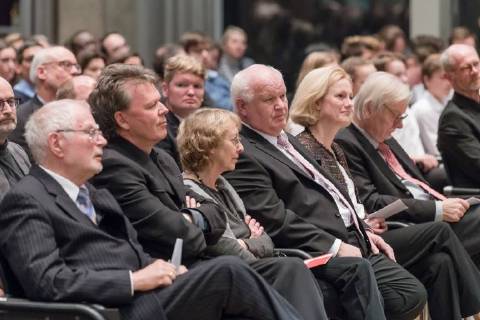 Bochumer Psychologe Jürgen Straub erhält Wissenschaftspreis 2017 der UNI Vechta 06.02.2018, Aula UNI , Vechta, Bochumer Psychologe Jürgen Straub erhält Wissenschaftspreis 2017 der UNI Vechta, - Jährlich stiftet der Vechtaer Reiseunternehmer Hans Höffmann den mit 10.000 Euro dotierten Höffmann-Wissenschaftspreis für Interkulturelle Kompetenz. Für das Jahr 2017 wurde der Bochumer Psychologe Prof. Dr. Jürgen Straub einstimmig von der Jury zum Preisträger gewählt. - Zur Person Prof. Dr. phil. Jürgen Straub ist seit April 2008 Inhaber des Lehrstuhls für Sozialtheorie und Sozialpsychologie an der Ruhr-Universität Bochum. Seine Forschungsschwerpunkte liegen u.a. in den Bereichen Sozial- und Kulturpsychologie, interdisziplinäre Sozial- und Kulturtheorie, Interkulturalität, interkulturelle Kommunikation und Kompetenz, I nphxKokenge nph00001
