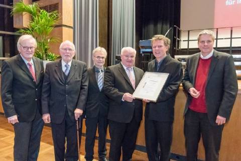 Bochumer Psychologe Jürgen Straub erhält Wissenschaftspreis 2017 der UNI Vechta 06.02.2018, Aula UNI , Vechta, Bochumer Psychologe Jürgen Straub erhält Wissenschaftspreis 2017 der UNI Vechta, - Jährlich stiftet der Vechtaer Reiseunternehmer Hans Höffmann den mit 10.000 Euro dotierten Höffmann-Wissenschaftspreis für Interkulturelle Kompetenz. Für das Jahr 2017 wurde der Bochumer Psychologe Prof. Dr. Jürgen Straub einstimmig von der Jury zum Preisträger gewählt. - Zur Person Prof. Dr. phil. Jürgen Straub ist seit April 2008 Inhaber des Lehrstuhls für Sozialtheorie und Sozialpsychologie an der Ruhr-Universität Bochum. Seine Forschungsschwerpunkte liegen u.a. in den Bereichen Sozial- und Kulturpsychologie, interdisziplinäre Sozial- und Kulturtheorie, Interkulturalität, interkulturelle Kommunikation und Kompetenz, I nphxKokenge nph00001