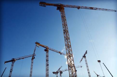 Wohnungsbau, Immobilien, Mietwohnungen, Eigentumswohnungen, Neubauten, Mietpreisbremse, Baulücke, Sozialer Wohnungsbau. Baukräne stehen auf dem großen Baugrundstück in der Heidestraße in Berlin, aufgenommen am 6. Februar 2018. Berlin Deutschland Copyright: xKittyxKleist-HeinrichxTSPx