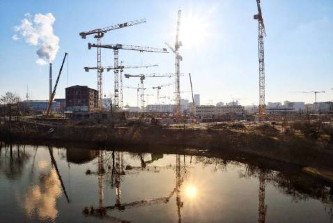 Wohnungsbau, Immobilien, Mietwohnungen, Eigentumswohnungen, Neubauten, Mietpreisbremse, Baulücke, Sozialer Wohnungsbau. Baukräne stehen auf dem großen Baugrundstück in der Heidestraße in Berlin, aufgenommen am 6. Februar 2018. ACHTUNG: Auf diesem Foto liegt ein Filter vom Bildbearbeitungsprogramm Snapseed! Berlin Deutschland Copyright: xKittyxKleist-HeinrichxTSPx