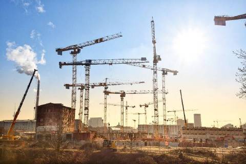 Wohnungsbau, Immobilien, Mietwohnungen, Eigentumswohnungen, Neubauten, Mietpreisbremse, Baulücke, Sozialer Wohnungsbau. Baukräne stehen auf dem großen Baugrundstück in der Heidestraße in Berlin, aufgenommen am 6. Februar 2018. ACHTUNG: Auf diesem Foto liegt ein Filter vom Bildbearbeitungsprogramm Snapseed! Berlin Deutschland Copyright: xKittyxKleist-HeinrichxTSPx
