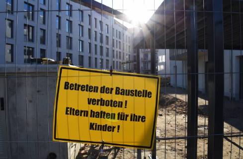 Wohnungsbau, Immobilien, Mietwohnungen, Eigentumswohnungen, Neubauten, Mietpreisbremse, Baulücke, Sozialer Wohnungsbau. Das Baugrundstück der Genossenschaft Möckernkiez eG, aufgenommen am 6. Februar 2018 in Berlin-Kreuzberg. Berlin Deutschland Copyright: xKittyxKleist-HeinrichxTSPx