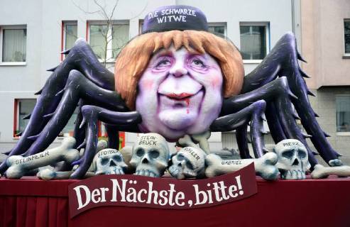 Themen der Woche Bilder des Tages Rosenmontagszug in Düsseldorf - Themenwagen von Jacques Tilly Deutschland, NRW, Düsseldorf, Rosenmontagszug, Themenwagen von Jaques Tilly: Angela Merkel als Schwarze Witwe: Der Nächste bitte!
