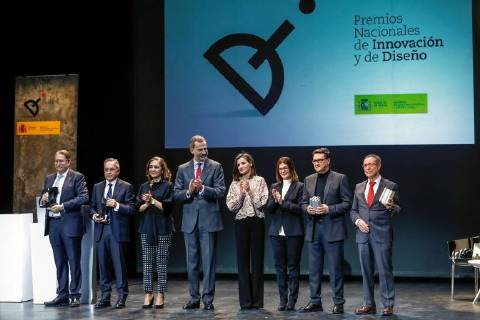 Spain s King Felipe VI (C) and Queen Letizia (4R) pose with laureates as they preside over the 2017 Design and Innovation Awards handover ceremony in Madrid, Spain, 12 February 2018. The Design and Innovation Awards are given by Spanish Economy, Industry and Competitiveness Ministry. Royal Couple chairs Design and Innovation Awards ceremony !ACHTUNG: NUR REDAKTIONELLE NUTZUNG!  Copyright: xEmilioxNaranjox GRAF9731 20180212-636540400486642672
