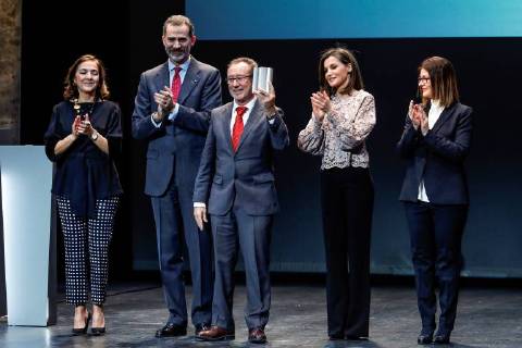 Spain s King Felipe VI (2L) and Queen Letizia (2R) present the 2017 Design Award in the category of Business to Vicente Berbegal Perez (C) during the Design and Innovation National Awards handover ceremony held in Madrid, Spain, 12 February 2018. The Design and Innovation Awards are given by Spanish Economy, Industry and Competitiveness Ministry. Royal Couple chairs Design and Innovation Awards ceremony !ACHTUNG: NUR REDAKTIONELLE NUTZUNG!  Copyright: xEmilioxNaranjox GRAF9746 20180212-636540421468118420
