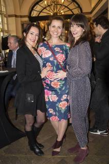 Maike von Bremen, Jessica Boehrs und Gast bei der Verleihung des Blaue Blume Award 2018 im Restaurant Grosz. Berlin, 14.02.2018