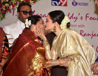 February 16, 2018 - Mumbai, India - Indian playback singer Asha Bhosle and Rekha present at the 5th Yash Chopra Memorial Award at hotel JW Marriott, Juhu in Mumbai. Mumbai India - ZUMAs197 20180216_zaa_s197_075 Copyright: xAzharxKhanx xSopaxImagesx