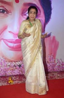 February 16, 2018 - Mumbai, India - Indian playback singer Asha Bhosle present at the 5th Yash Chopra Memorial Award at hotel JW Marriott, Juhu in Mumbai. Mumbai India - ZUMAs197 20180216_zaa_s197_076 Copyright: xAzharxKhanx xSopaxImagesx